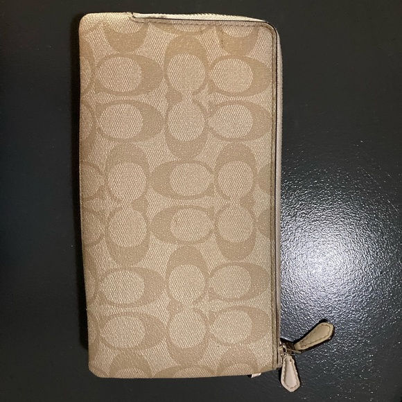💥Authentic Coach Signature Canvas wallet in excellent condition! 💥 - Picture 2 of 10